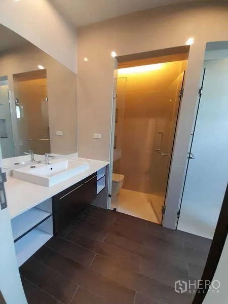 ทาวน์เฮาส์ ให้เช่าในKhlong Toei, Bangkok - ห้องน้ำสมัยใหม่ เคาน์เตอร์อ่างล้างหน้าและห้องอาบน้ำกระจก