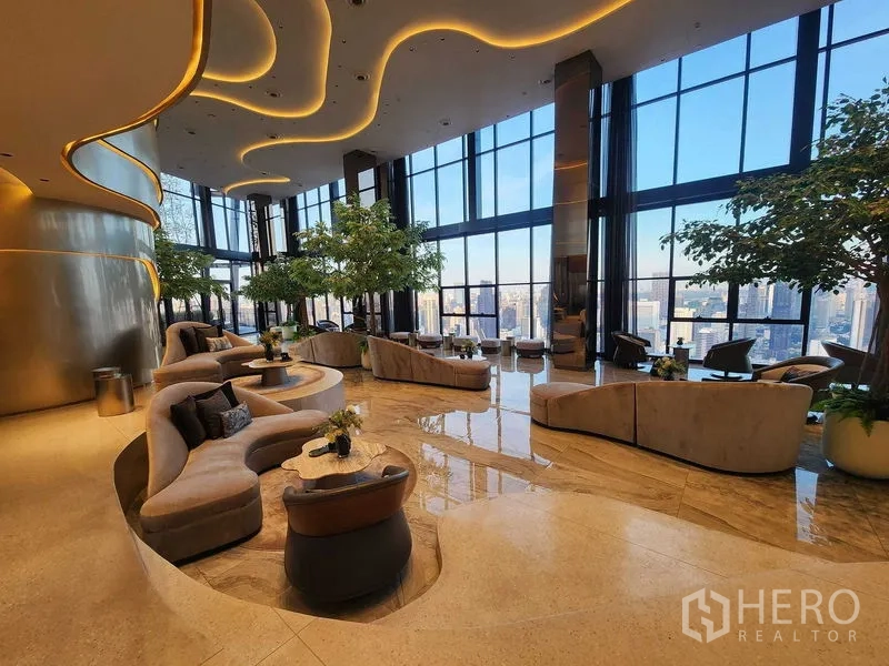 公寓 出租 - 波浪形灯带天花与舒适沙发区，整面玻璃墙观景。