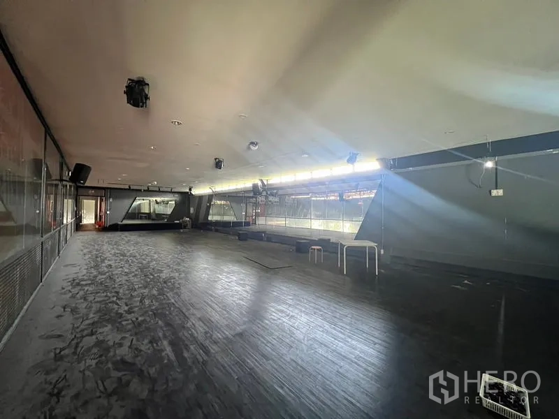 โชว์รูม ให้เช่าในMueang Samut Prakan, Samut Prakan - ชั้นลอยสตูดิโอ พื้นไม้ พร้อมราวกั้น มองลงสู่โถงหลัก