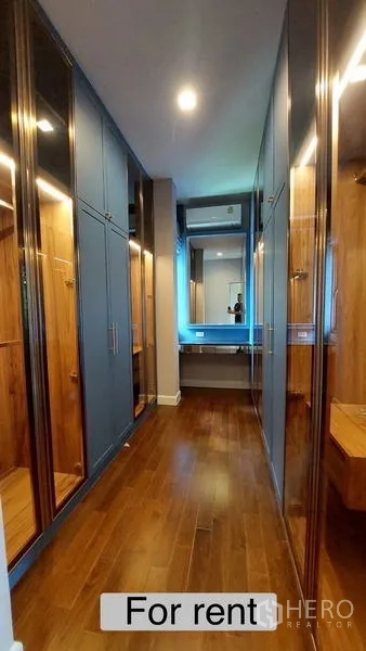 独立式住宅 出租 - 步入式衣帽间走廊，镜面衣柜与梳妆台，木地板。