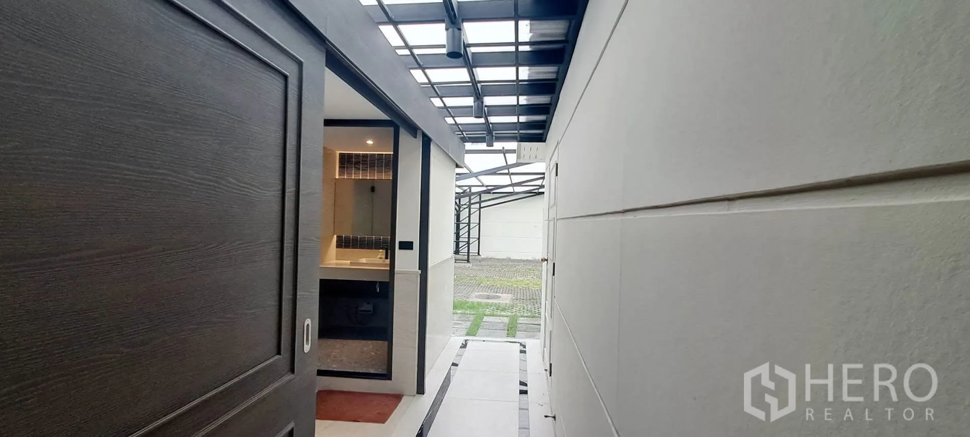 家庭办公室 for rent in Lat Phrao, Bangkok - 建筑侧面的连廊通道，通向浴室入口与庭院。
