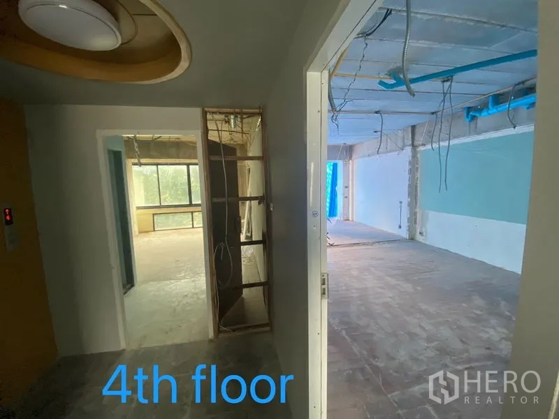 Shophouse for rent in Bang Rak, Bangkok - Fourth-floor landing showing two rooms and exposed ceiling services