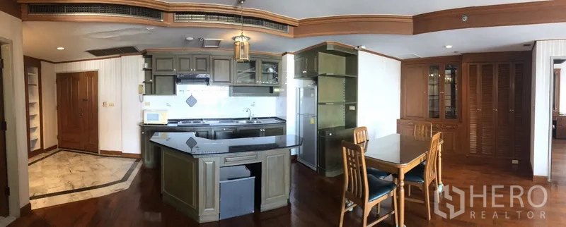 公寓 出租在Watthana, Bangkok - 厨房与餐区全景，突出中岛与冰箱。