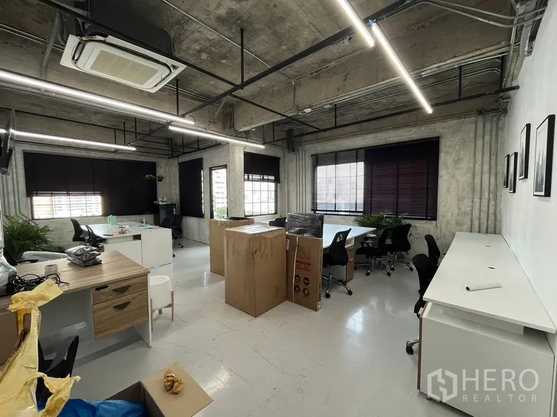 办公空间 出租在Khlong Toei, Bangkok - 宽敞的工业风办公室，多个工位、长工作台与环窗采光。
