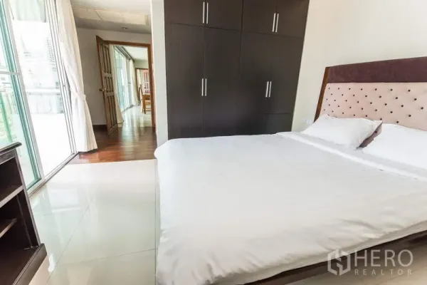 房间 出租在Sathon, Bangkok - 次卧带内置衣柜并可通往采光充足的阳台。