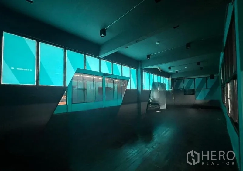 โชว์รูม ให้เช่าในMueang Samut Prakan, Samut Prakan - ห้องโทนมืด หน้าต่างฟิล์มสีฟ้าอมเขียว ลวดลายเรขาคณิต