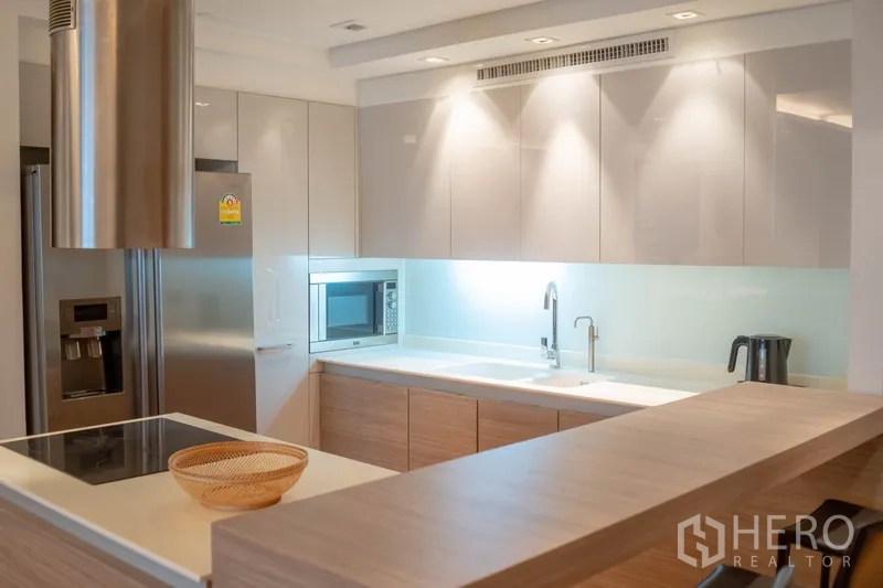 คอนโด ให้เช่าในPhaya Thai, Bangkok - ครัวสมัยใหม่รูปตัว U พร้อมไอส์แลนด์ เตาไฟฟ้า ตู้เย็นและตู้บิวท์อิน