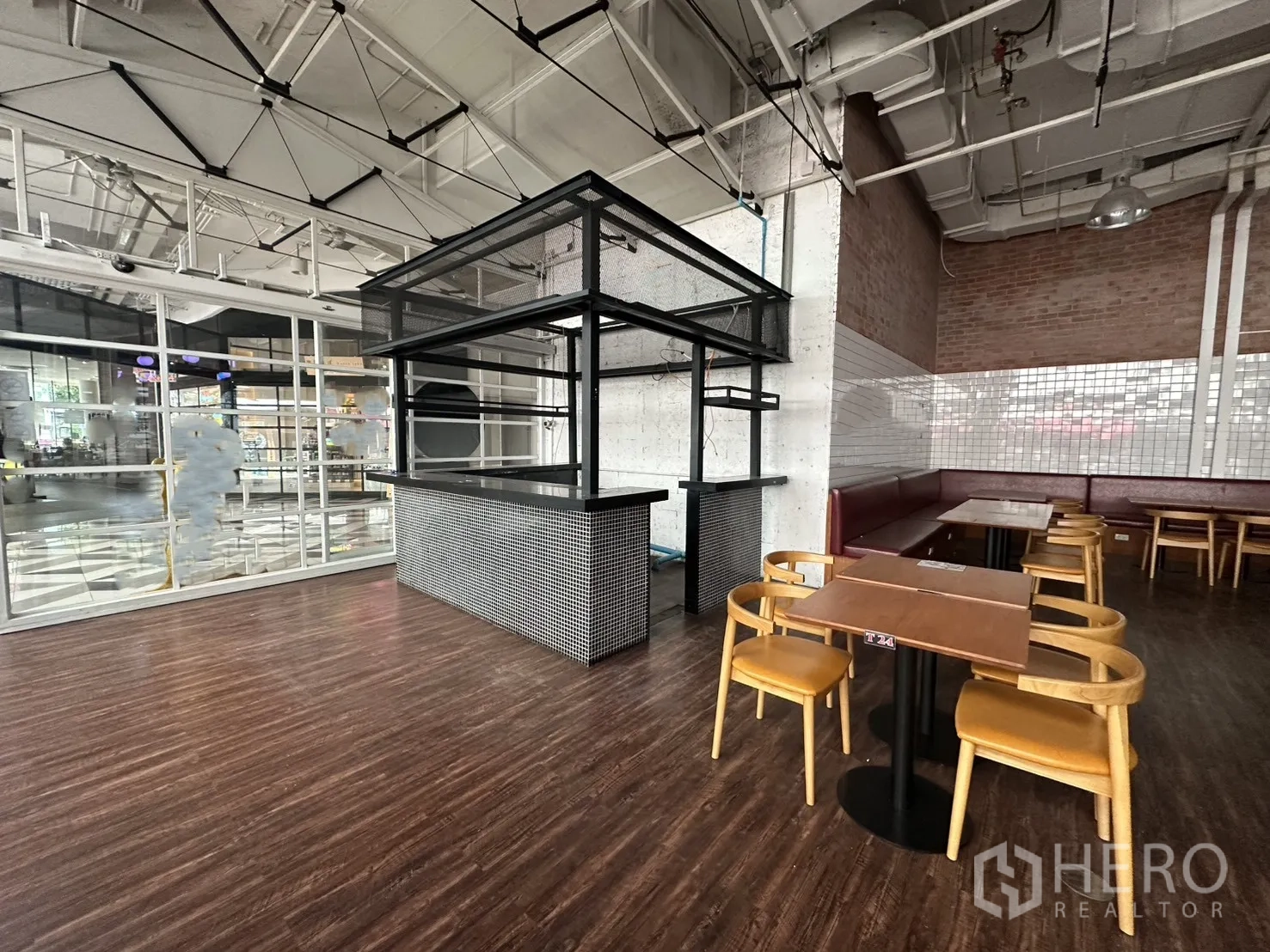 零售空间 for rent in Watthana, Bangkok - 卡座休息区，墙面瓷砖与展示架布局。