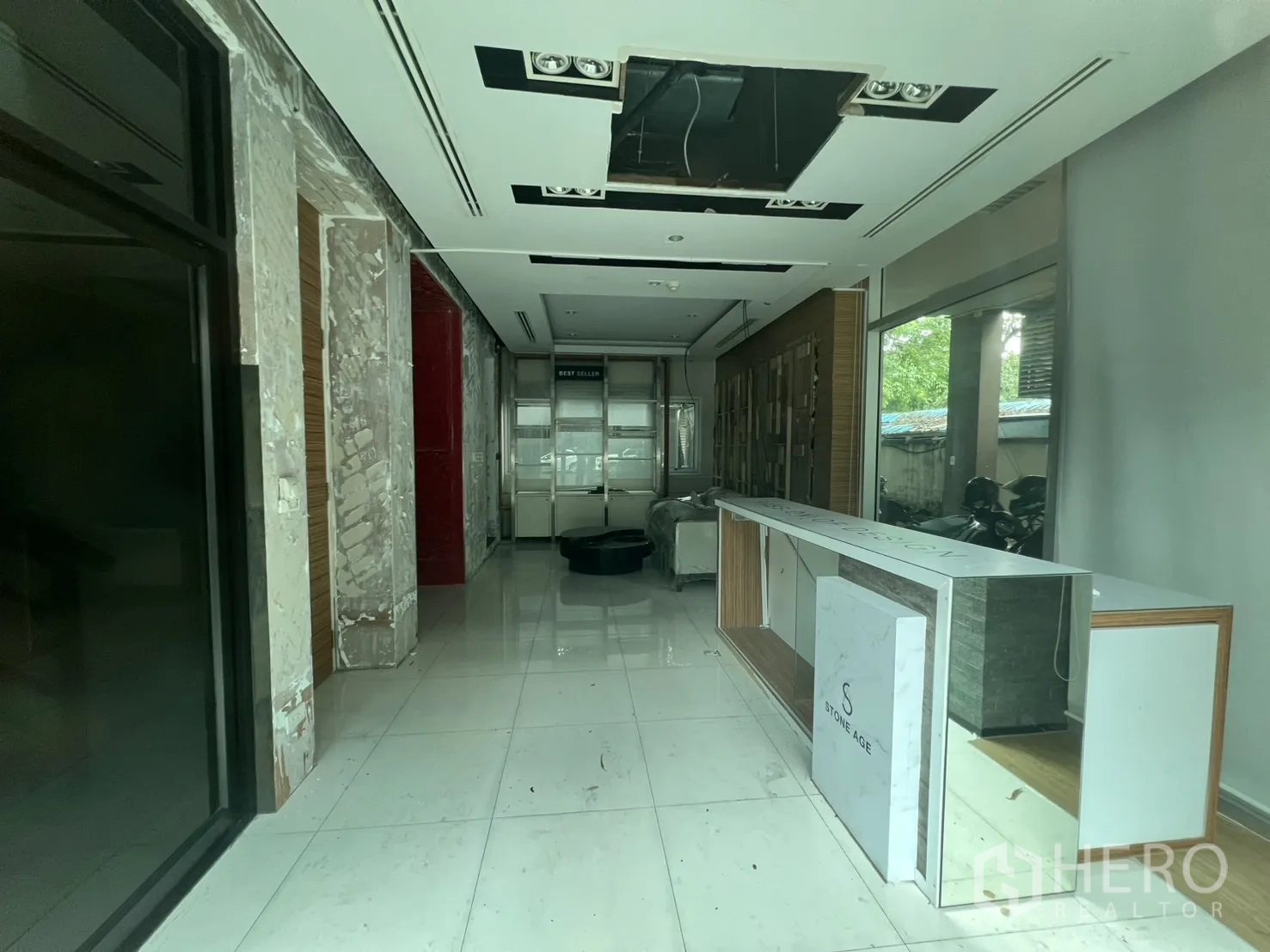 สำนักงาน ให้เช่าในWatthana, Bangkok - โถงโชว์รูมเปิดโล่ง ผนังกระจกและเคาน์เตอร์บิวท์อินรอปรับปรุง