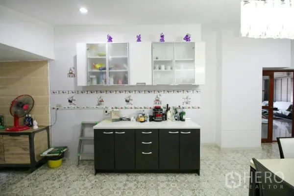 บ้าน ให้เช่าหรือขายในLat Krabang, Bangkok - พื้นที่แพนทรี ตู้ลอยกระจกและตู้ล่างสีดำ บนพื้นกระเบื้องลายสวย