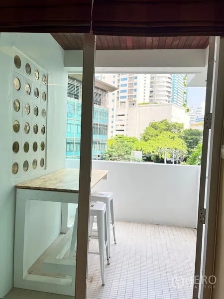 คอนโด ให้เช่าในKhlong Toei, Bangkok - ระเบียงส่วนตัวพร้อมโต๊ะบาร์และสตูล มองเห็นอาคารเมืองและต้นไม้