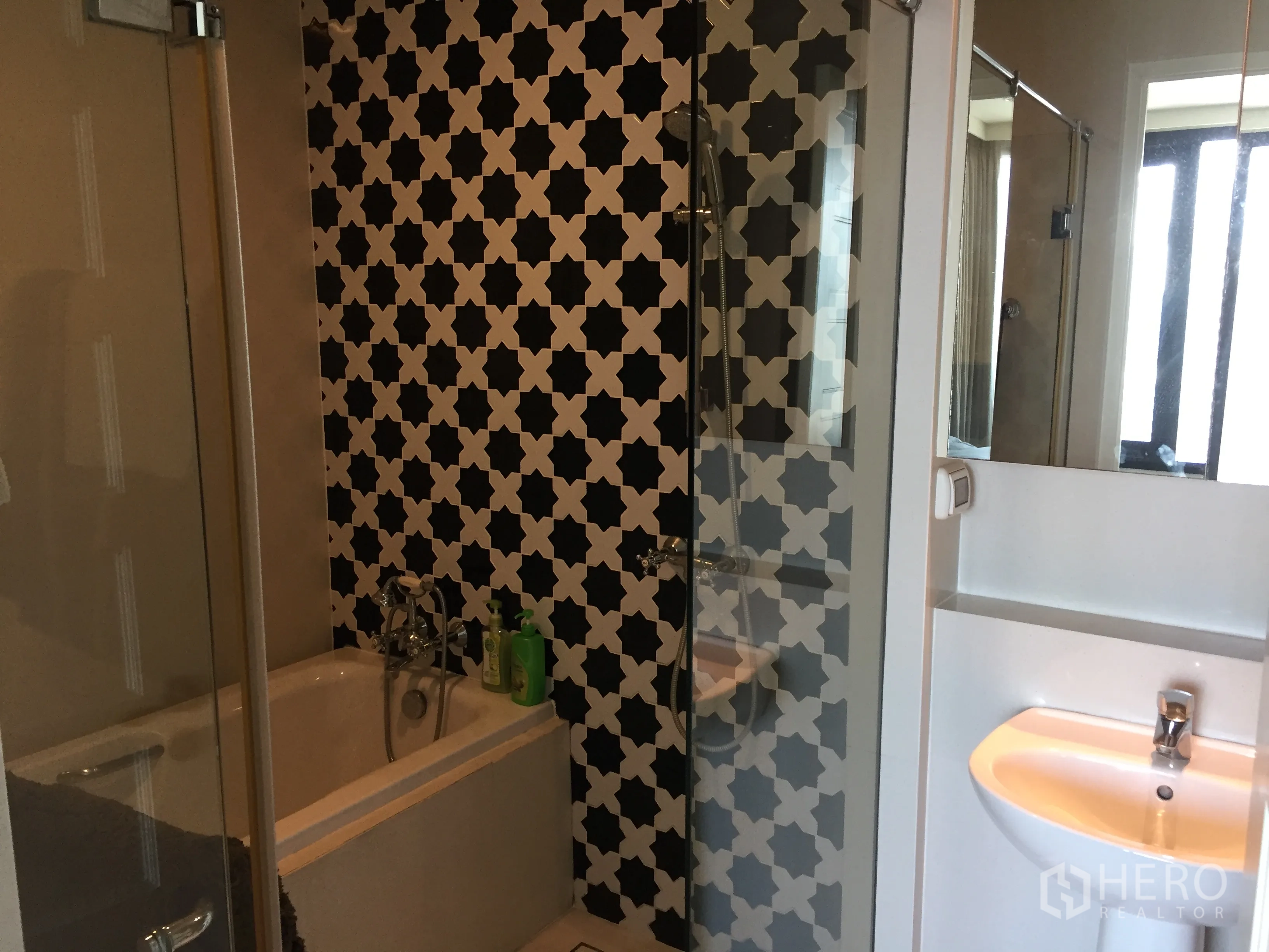 คอนโด ให้เช่าในKhlong Toei, Bangkok - ห้องน้ำโมเดิร์น กระเบื้องลายขาวดำ อ่างอาบน้ำ ฉากกั้นกระจก และอ่างล้างหน้า