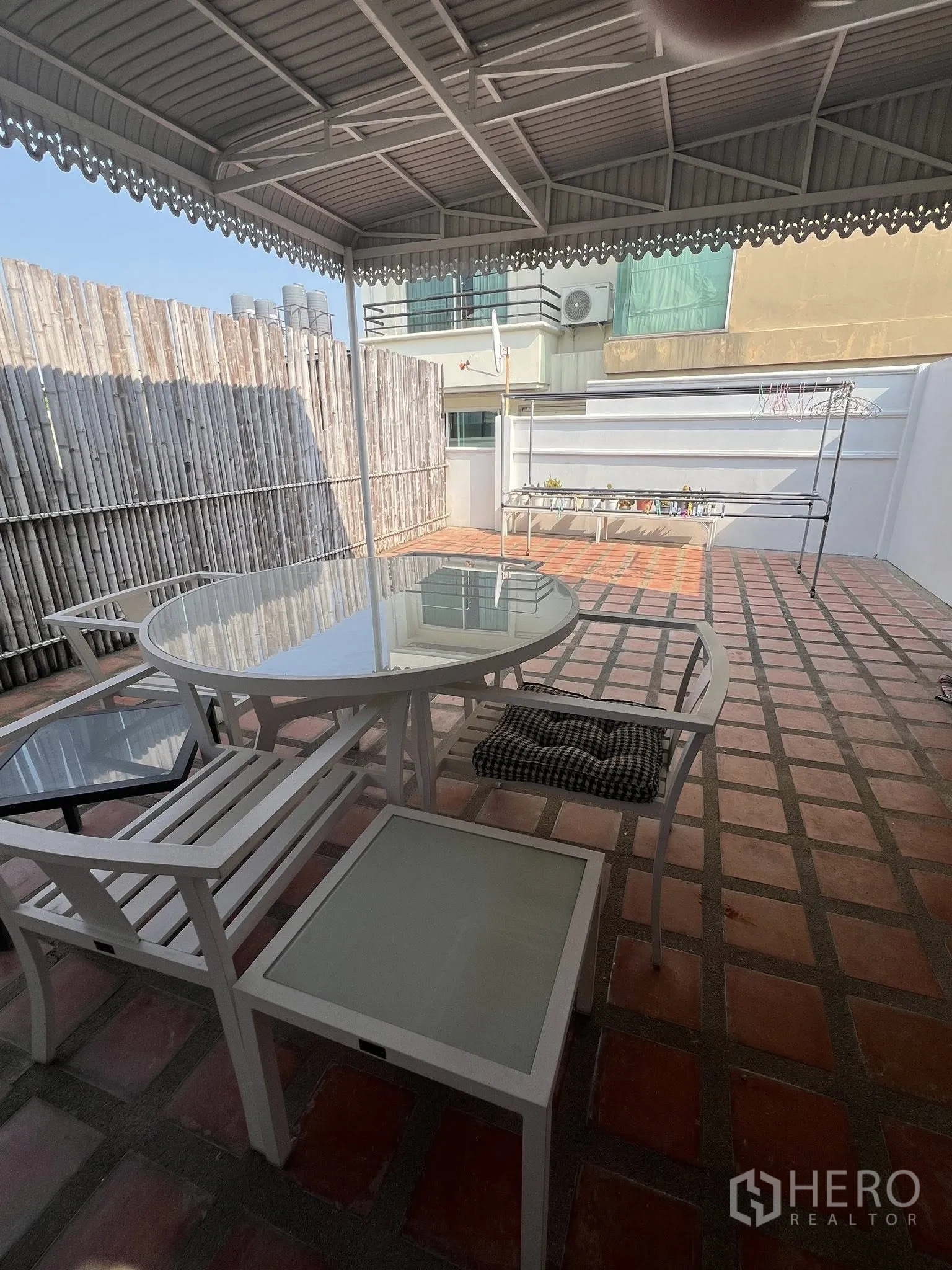 ทาวน์เฮาส์ for rent or sale in Watthana, Bangkok - ดาดฟ้าเทอเรซมีหลังคาและชุดโต๊ะนั่ง พื้นกระเบื้องดินเผา