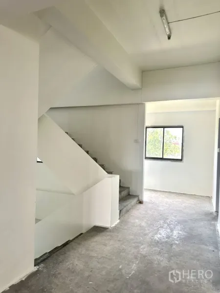 คลังสินค้า ให้เช่าในBang Phli, Samut Prakan - บันไดและโถงทางเดินรับแสงธรรมชาติในอาคาร