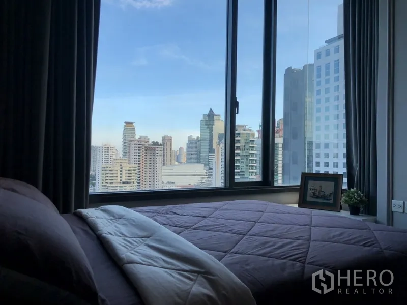 คอนโด ให้เช่าในWatthana, Bangkok - ห้องนอนพร้อมหน้าต่างมุมบานใหญ่ มองเห็นวิวเมืองกรุงเทพฯ และผ้าม่านสีเทา