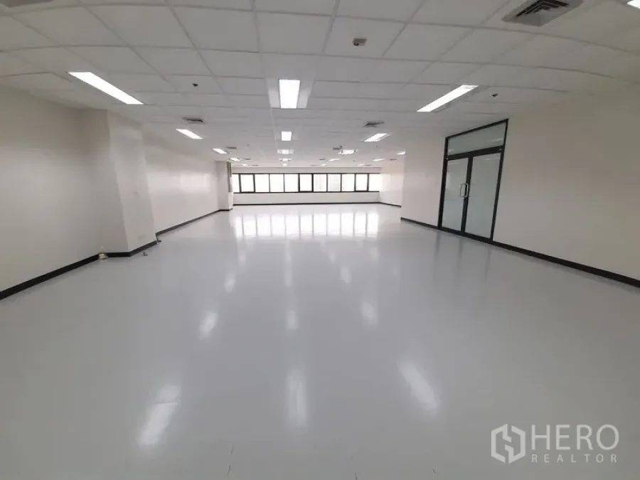 办公空间 出租在Bang Rak, Bangkok - 开放式工作区，回望窗墙与玻璃门。