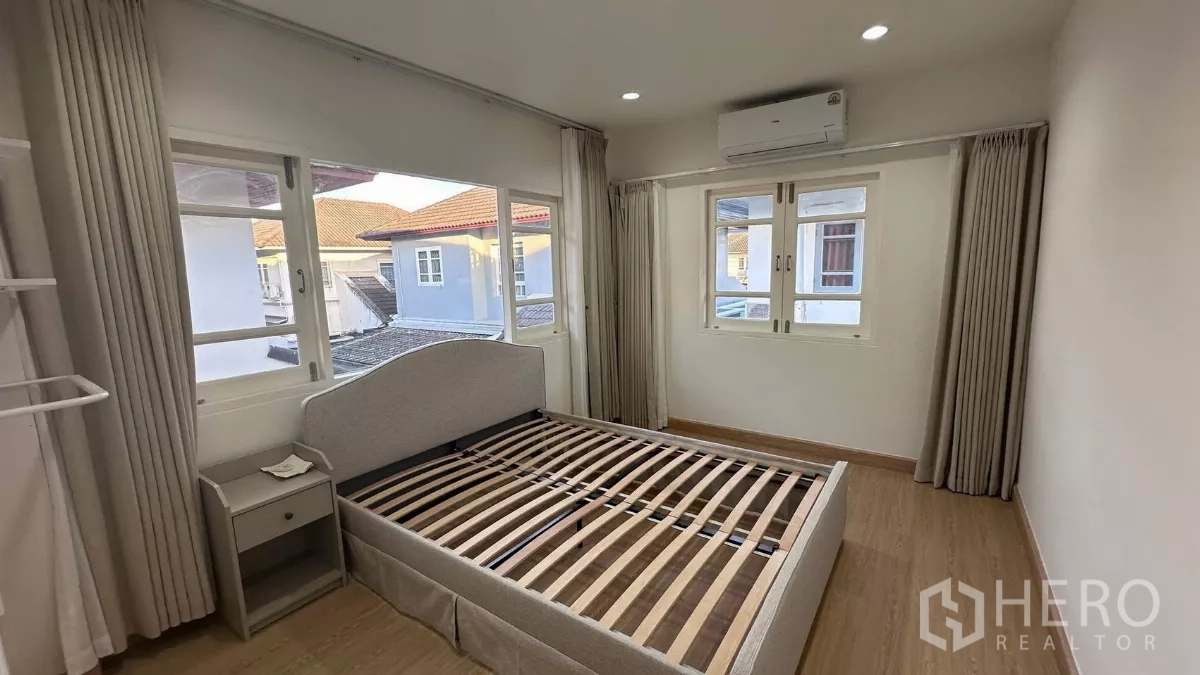 บ้าน ให้เช่าในLat Krabang, Bangkok - ห้องนอนที่สามมีหน้าต่างรอบด้าน โครงเตียงและแอร์แบบแยกส่วน