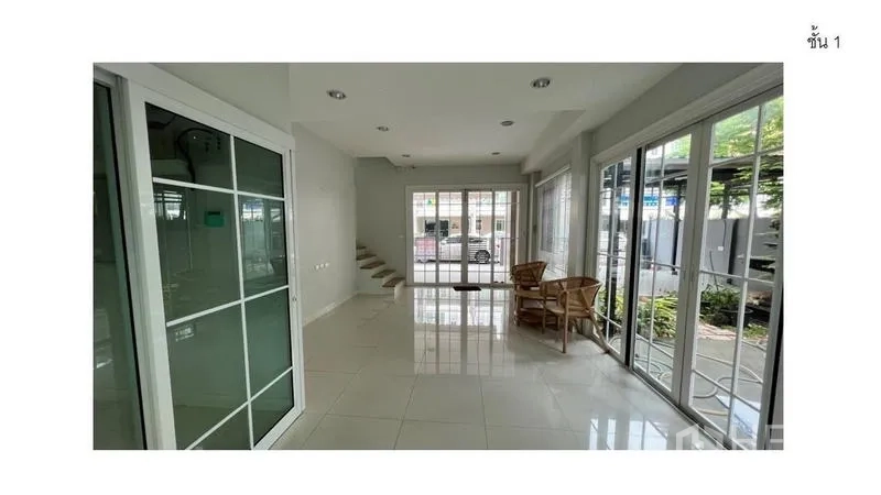 สำนักงานที่บ้าน ให้เช่า - พื้นที่ทำงานชั้นล่างเปิดโล่ง ประตูกระจกบานใหญ่ เชื่อมบันไดขึ้นชั้นบน