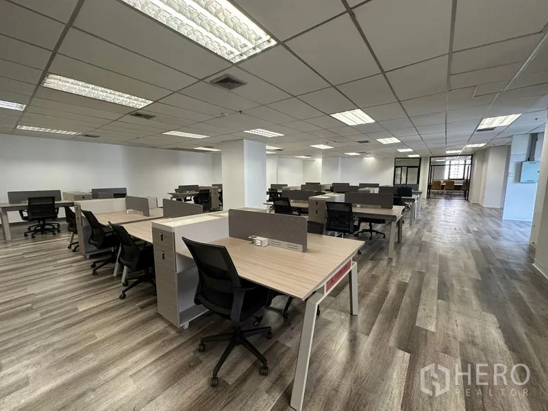 办公空间 出租或出售在Din Daeng, Bangkok - 大面积办公楼层，成排工位与明亮吊顶照明。