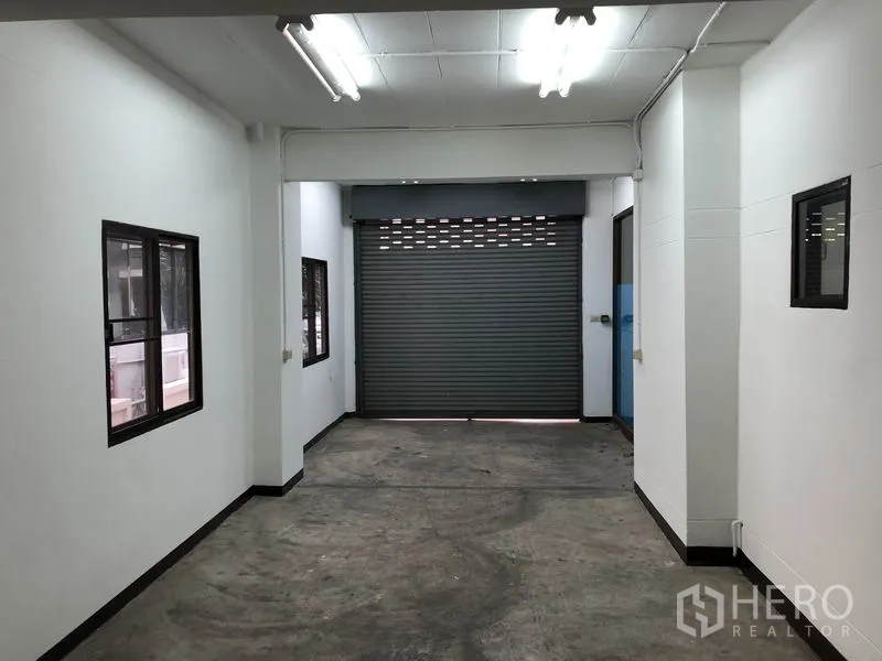 带办公室的家 出租在Huai Khwang, Bangkok - 有顶停车或装卸区，卷闸门、窗户与日光灯照明。