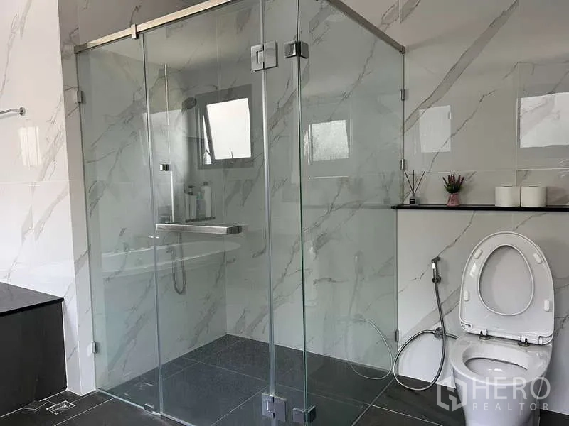 Detached House for rent in Bang Phli, Samut Prakan - Contemporary bathroom with glass-enclosed shower and marble tiles.