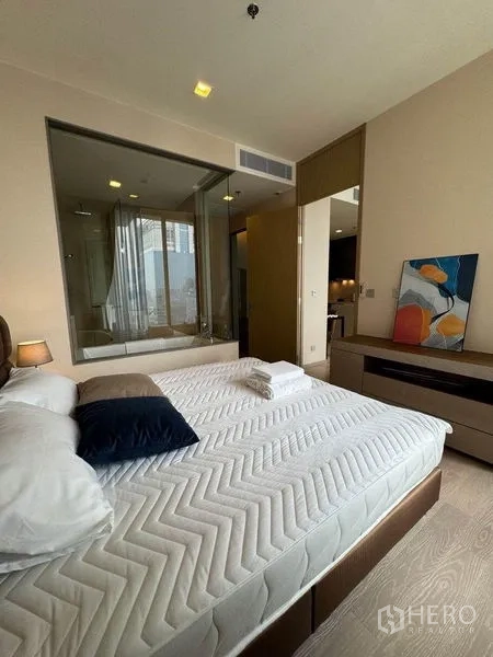 คอนโด ให้เช่าในWatthana, Bangkok - ห้องนอนเตียงใหญ่ หน้าต่างเต็มบาน พร้อมตู้เตี้ยใต้หน้าต่าง