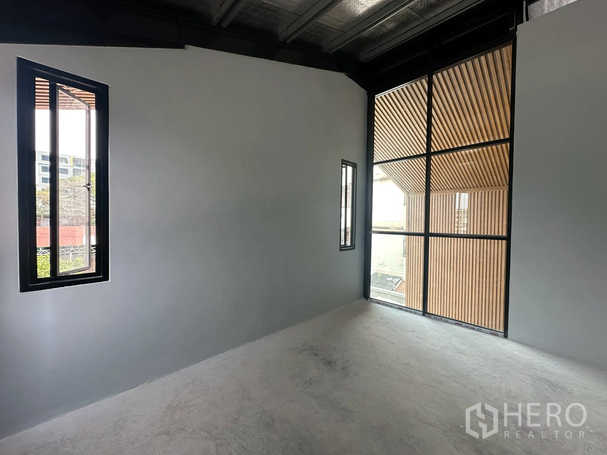 Warehouse for rent in Suan Luang, Bangkok - Bright office room with corner windows and large glass looking to the entrance canopy.