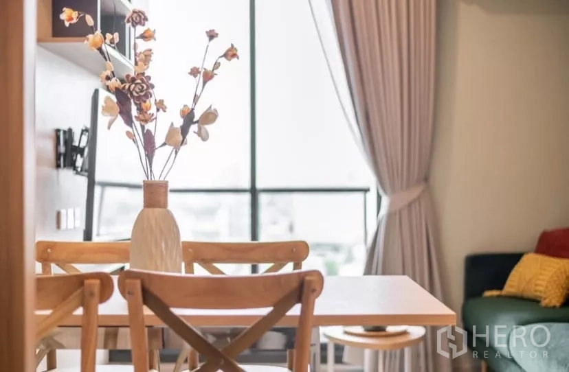 คอนโด ให้เช่าในChatuchak, Bangkok - แจกันดอกไม้บนโต๊ะอาหารไม้ ข้างหน้าต่างบานใหญ่พร้อมผ้าม่าน.