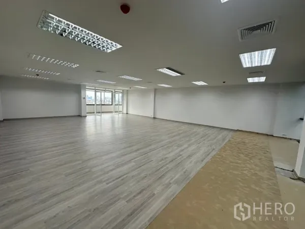 สำนักงาน ให้เช่า - พื้นสำนักงานโล่งขนาดใหญ่ ฝ้าเพดานไฟแบบซ่อน พร้อมโซนเตรียมกั้นห้อง.