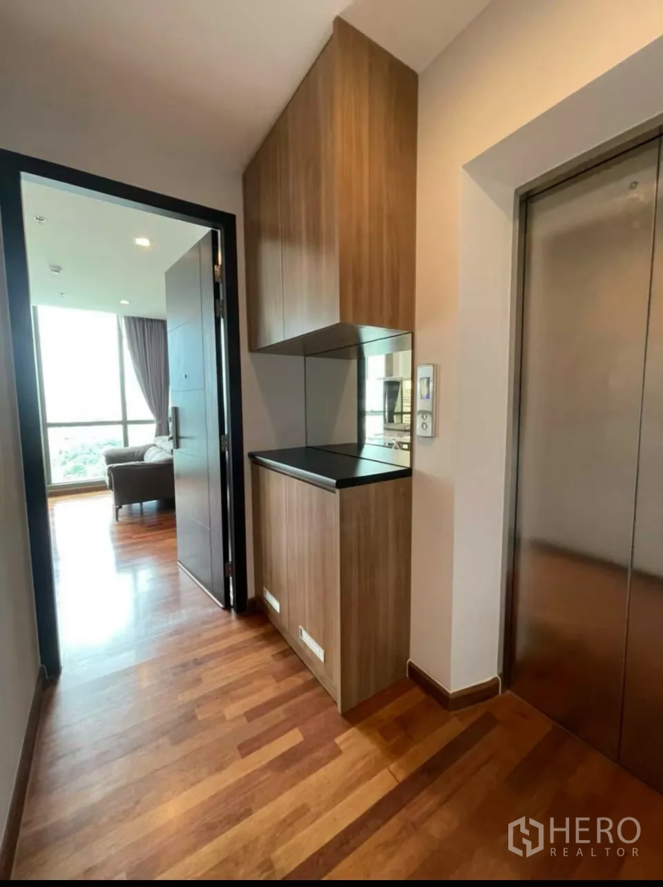 คอนโด for rent in Ratchathewi, Bangkok - โถงลิฟต์ข้างหน้าห้องพร้อมพื้นไม้และตู้บิลท์อิน