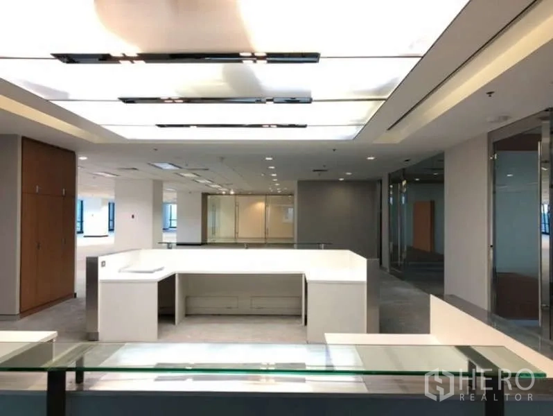 办公空间 出租在Phaya Thai, Bangkok - 明亮的接待区，白色前台、现代天花灯和玻璃隔断。