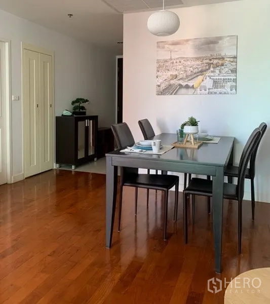 คอนโด ให้เช่าในKhlong Toei, Bangkok - มุมทานข้าวโล่ง โปร่ง โคมไฟแขวน โต๊ะสีเข้ม และพื้นไม้