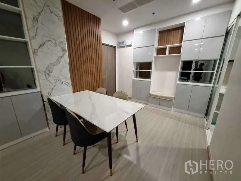 公寓 出租 - 餐区配大理石餐桌和四把软包餐椅。