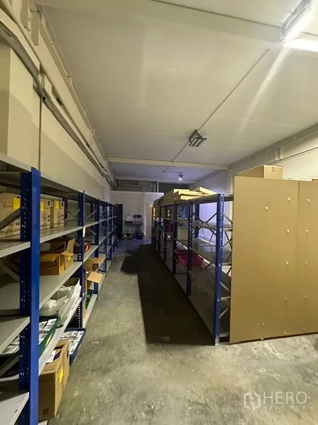 สำนักงานที่บ้าน ให้เช่าในPhra Khanong, Bangkok - ห้องเก็บของยาว ชั้นเหล็ก และพื้นคอนกรีต