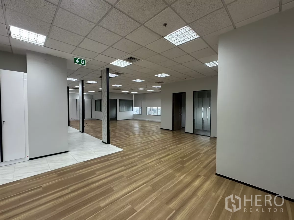 办公空间 出租在Watthana, Bangkok - 宽敞楼层，吊顶照明，多间玻璃隔断办公室。