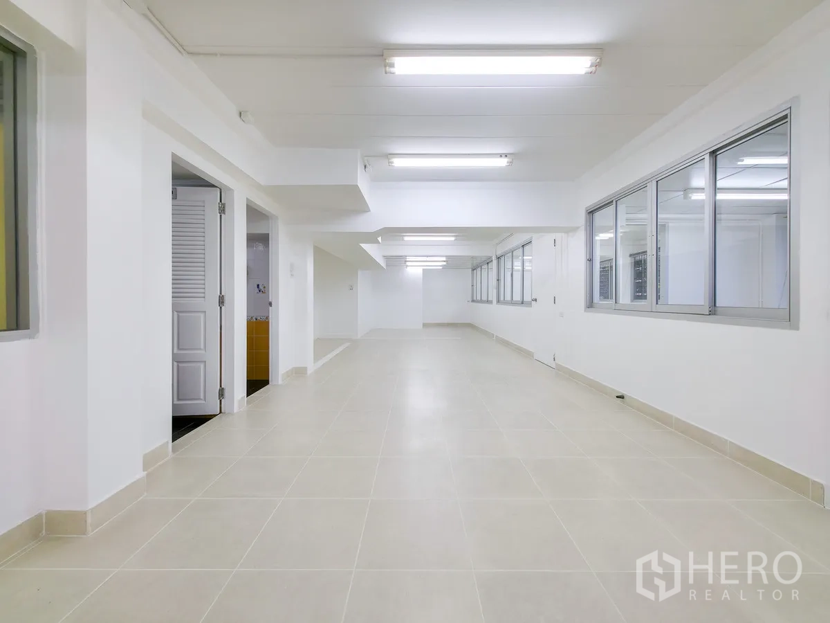 办公室 for rent in Khlong Toei, Bangkok - 宽阔办公大厅，设窗户、日光灯和通往卫生间的门。