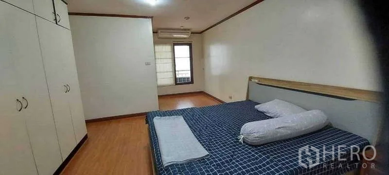 คอนโด ให้เช่าในKhlong Toei, Bangkok - ห้องนอนที่สาม เครื่องนอนลายตาราง ตู้เสื้อผ้าบิวท์อิน พื้นไม้ หน้าต่าง และแอร์