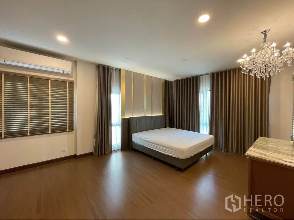 บ้านเดี่ยว for rent or sale in Bang Phli, Samut Prakan - ห้องนอนมาสเตอร์กว้างพร้อมแชนเดอเลียร์และผ้าม่าน
