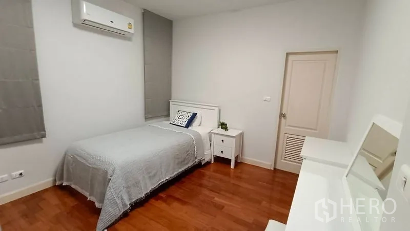 独立式住宅 出租在Prawet, Bangkok - 次卧，单人床、白色床头柜与空调