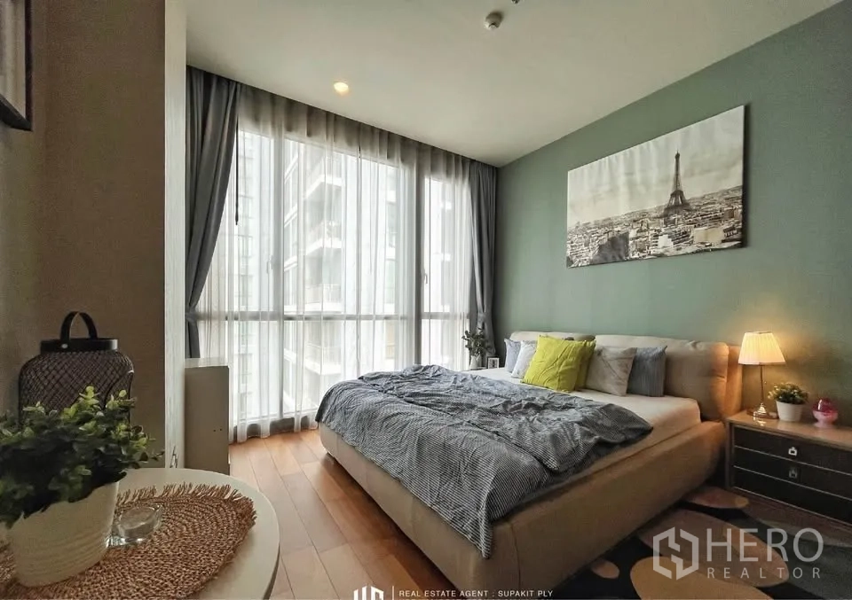 คอนโด ให้เช่าในWatthana, Bangkok - ห้องนอนมีหน้าต่างบานใหญ่ เตียงคิง ไฟสลัวและผนังเน้นสี