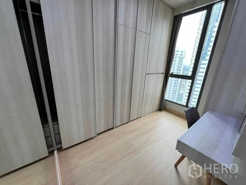 คอนโด ให้เช่าหรือขาย - ห้องวอล์กอินคลอเซต ตู้เสื้อผ้าสูงชิดเพดาน โต๊ะทำงาน และหน้าต่างวิวเมือง