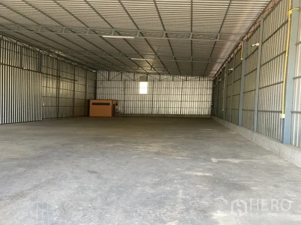 货栈 出租在Bueng Kum, Bangkok - 宽敞空置的仓库空间，金属波纹板墙体，平整的混凝土地坪。