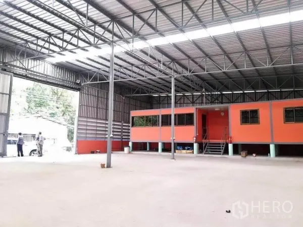 คลังสินค้า ให้เช่าในThanyaburi, Pathum Thani - ภายในโกดังโปร่ง พื้นที่โล่ง หลังคาโครงถักเหล็ก มีช่องแสง และออฟฟิศชั้นลอยสีส้ม