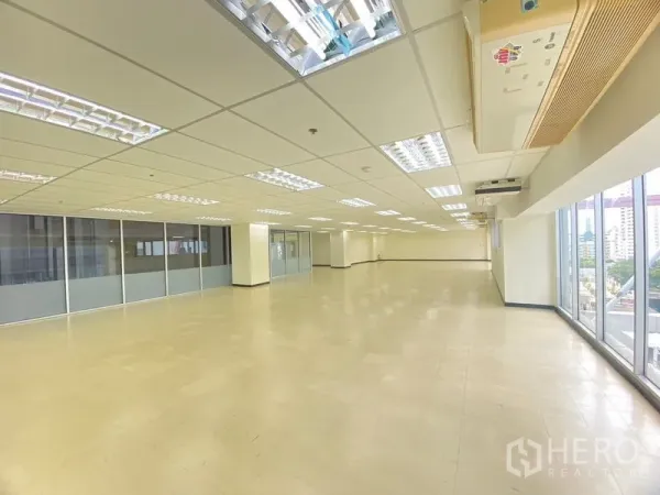 办公空间 出租在Watthana, Bangkok - 开放办公区，带玻璃隔断与全景窗。