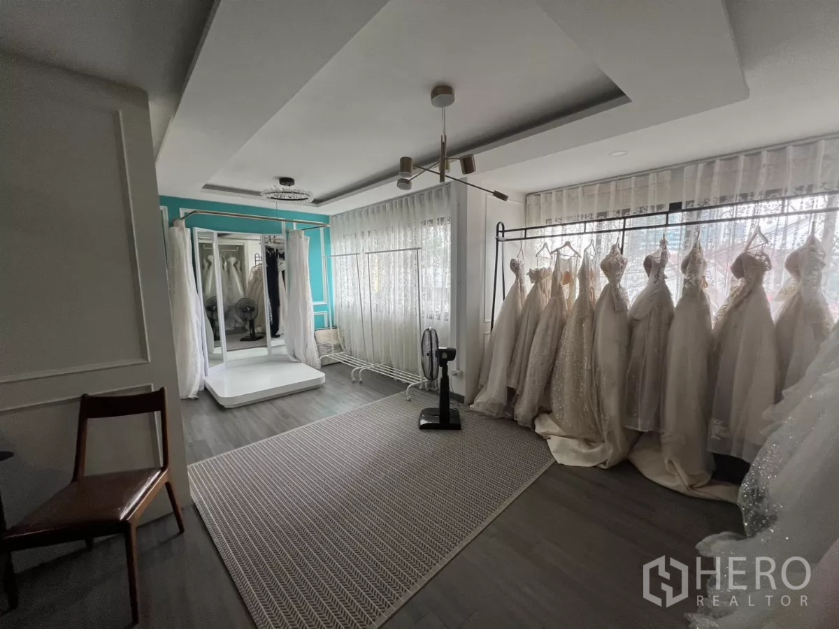 零售空间 出租在Watthana, Bangkok - 展示区挂满礼服，临大窗采光柔和。