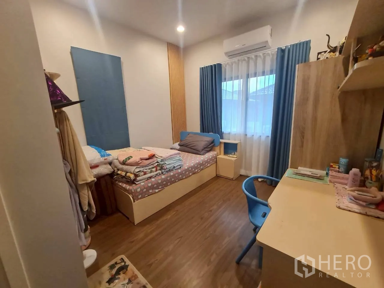 บ้าน ให้เช่าหรือขายในLam Luk Ka, Pathum Thani - อีกห้องนอนเด็ก พร้อมโต๊ะบิวท์อิน ที่เก็บของ และไฟนุ่มนวล