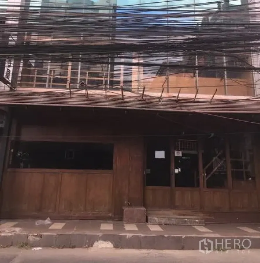 พื้นที่ขายปลีก ให้เช่าในWatthana, Bangkok - หน้าร้านไม้ติดถนนพร้อมกระจกโชว์สินค้าบานใหญ่ ทำเลทองหล่อ ใกล้ BTS ทองหล่อ เหมาะเปิดร้านค้าหรือโชว์รูม.