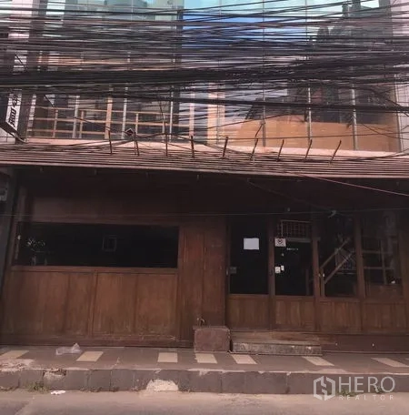 พื้นที่ขายปลีก ให้เช่าในWatthana, Bangkok - หน้าร้านไม้ติดถนนพร้อมกระจกโชว์สินค้าบานใหญ่ ทำเลทองหล่อ ใกล้ BTS ทองหล่อ เหมาะเปิดร้านค้าหรือโชว์รูม.