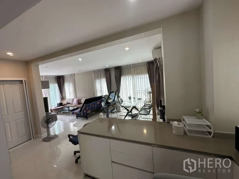 บ้าน ขายในSai Mai, Bangkok - มุมมองจากครัวสู่ห้องนั่งเล่นที่สว่างและมีผ้าม่าน