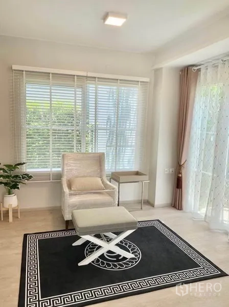 联排别墅 出租在Prawet, Bangkok - 转角休闲区，纱帘与百叶，景观面向花园